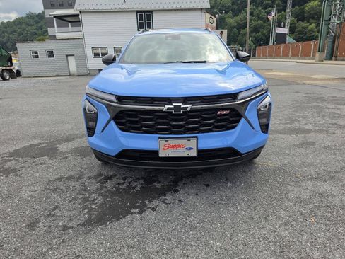 Used 2024 Chevrolet Trax RS w/ Sunroof Package FWD image 3