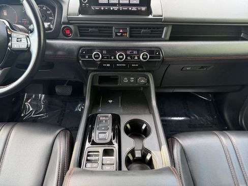 Used 2025 Honda Pilot TrailSport image 16