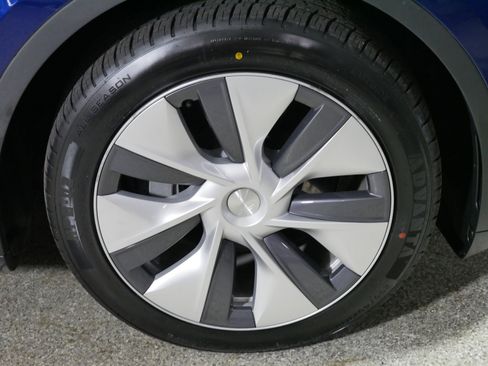 Used 2023 Tesla Model Y Long Range AWD/4WD image 15
