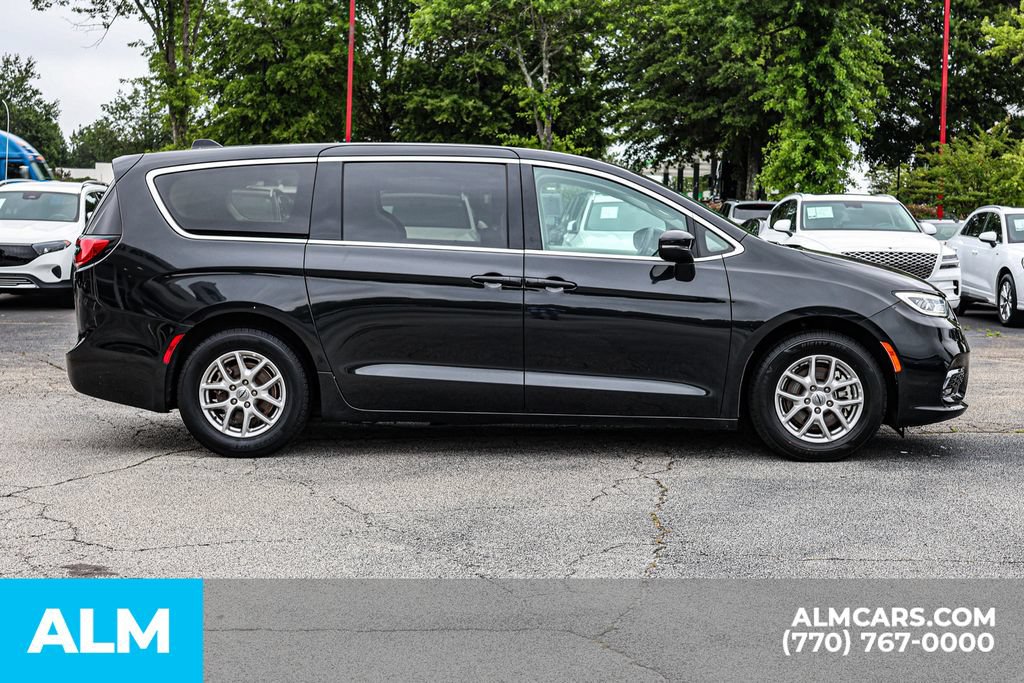 Used 2023 Chrysler Pacifica Touring-L FWD image 9