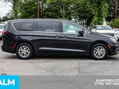 Used 2023 Chrysler Pacifica Touring-L FWD image 9