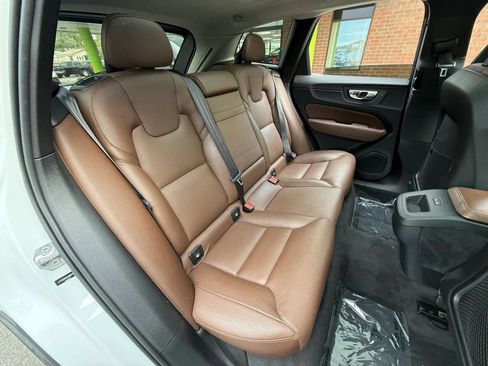 Used 2018 Volvo XC60 T5 Momentum w/ Convenience Package AWD/4WD image 16