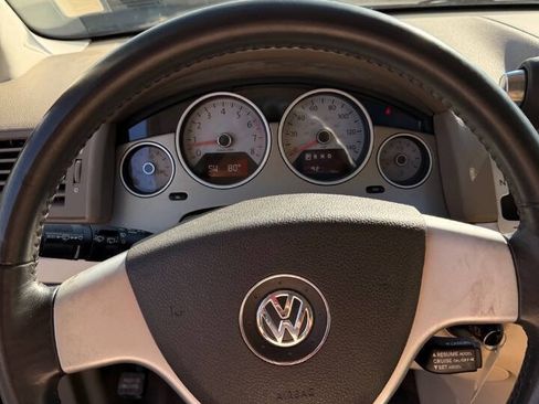 Used 2009 Volkswagen Routan SEL FWD image 14