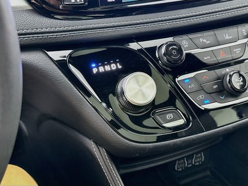 Used 2025 Chrysler Pacifica Limited FWD image 19