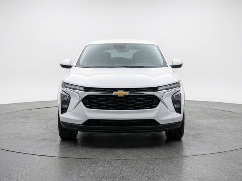 Used 2025 Chevrolet Blazer LT FWD image 2