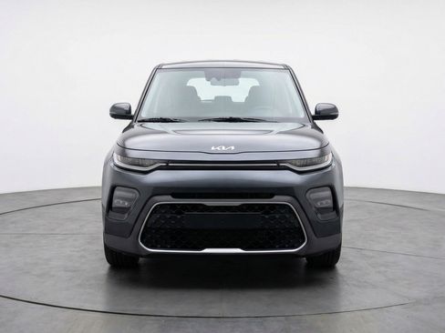 Used 2025 Kia Soul LX w/ LX Technology Package FWD image 2