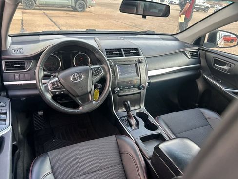 Used 2016 Toyota Camry SE image 2