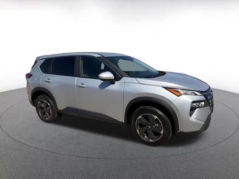 Used 2025 Nissan Rogue SV FWD image 2