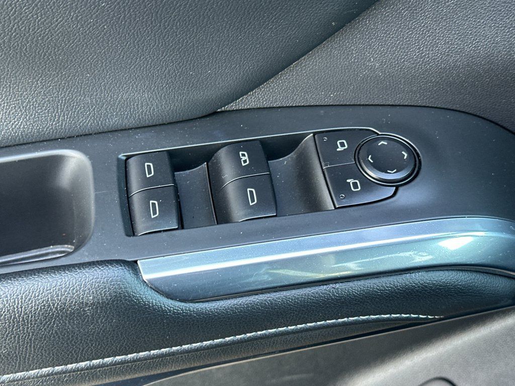 Used 2025 Chevrolet Traverse LT FWD image 12