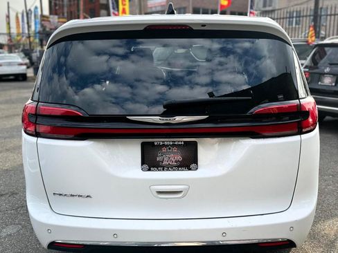 Used 2023 Chrysler Pacifica Touring-L image 5