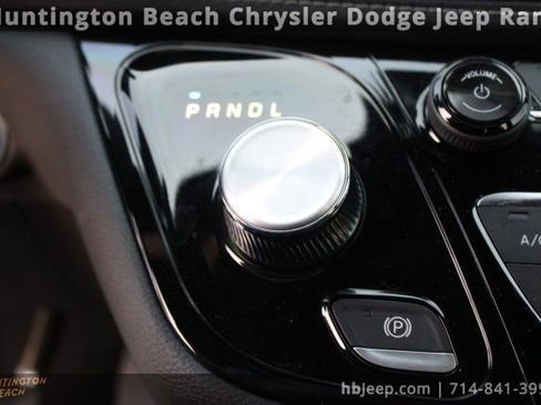 Used 2026 Chrysler Pacifica Select image 25