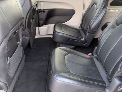 Used 2024 Chrysler Pacifica Touring-L FWD image 24