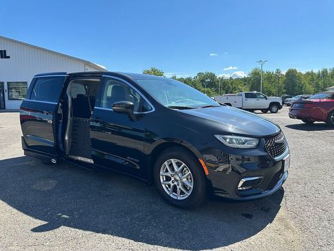 Used 2023 Chrysler Pacifica Touring-L FWD image 23