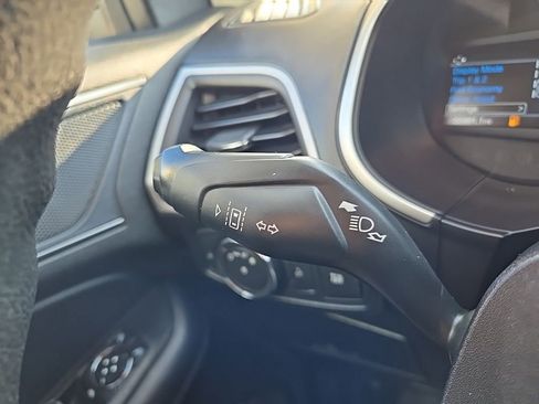 Used 2021 Ford Edge SE image 16