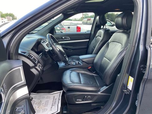 Used 2017 Ford Explorer XLT w/ Equipment Group 202A AWD/4WD image 13