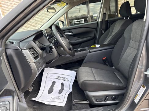 Used 2025 Nissan Rogue SV image 3