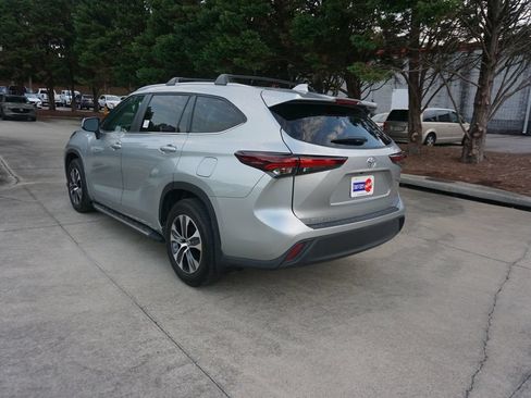 Used 2024 Toyota Highlander XLE FWD image 23