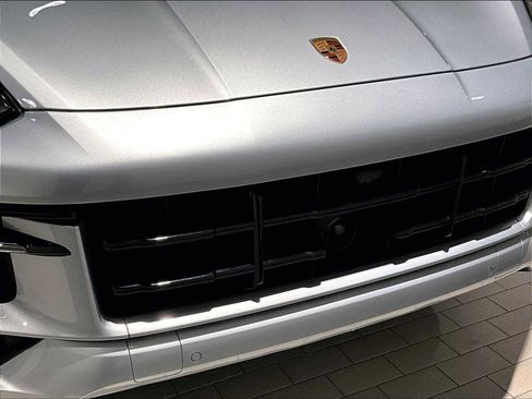 Used 2025 Porsche Cayenne S image 33