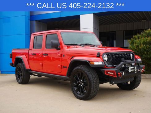 Used 2025 Jeep Gladiator Sport AWD/4WD image 2