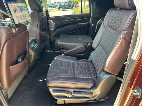 Certified 2023 Cadillac Escalade ESV Premium Luxury Platinum w/ Heavy-Duty Trailer Package AWD/4WD image 33