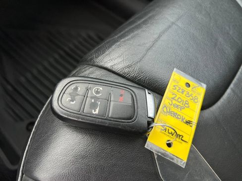 Used 2018 Jeep Cherokee Limited FWD image 26