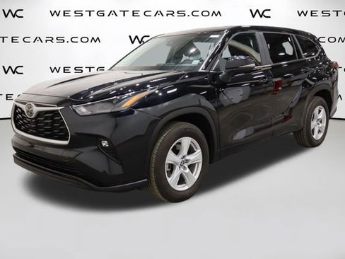 Used 2024 Toyota Highlander LE image 1