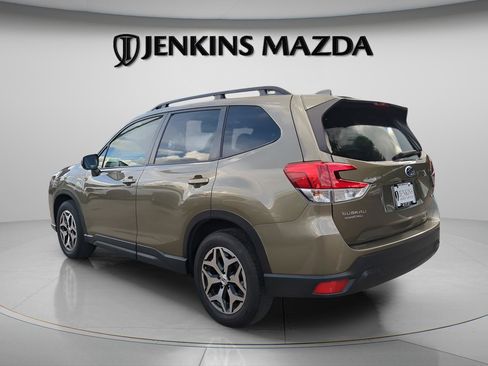 Used 2023 Subaru Forester Premium image 5