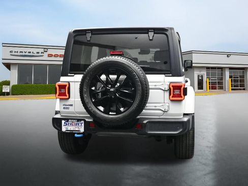 Used 2022 Jeep Wrangler Unlimited Sahara w/ Cold Weather Group AWD/4WD image 4