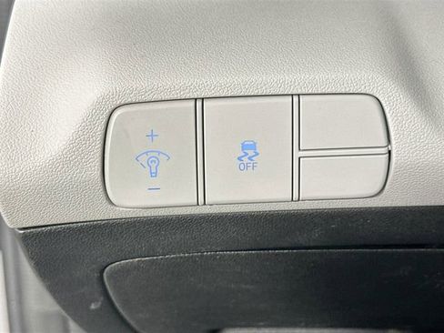 Used 2025 Hyundai Elantra Limited FWD image 26