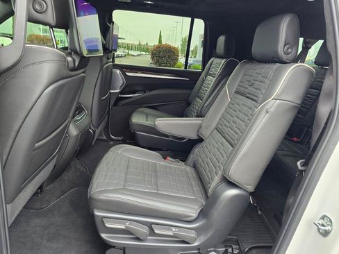 Used 2025 Cadillac Escalade ESV Premium Luxury Platinum AWD/4WD image 20
