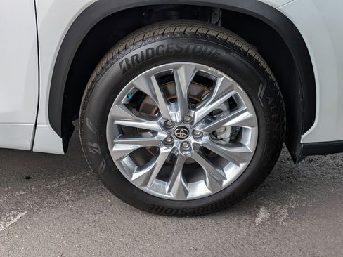 Certified 2024 Toyota Highlander Limited FWD image 7