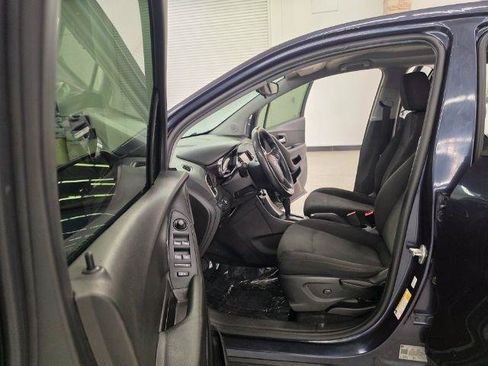Used 2019 Chevrolet Trax LS FWD image 27
