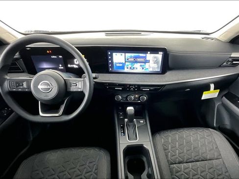 Used 2025 Nissan Kicks SV image 7