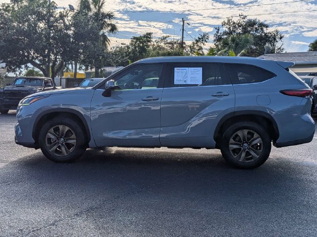 Used 2022 Toyota Highlander Bronze Edition FWD image 6
