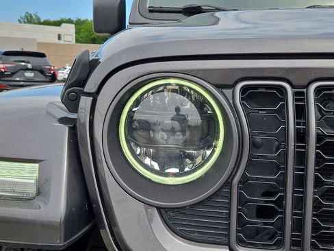 Used 2024 Jeep Wrangler Unlimited w/ Convenience Group AWD/4WD image 10