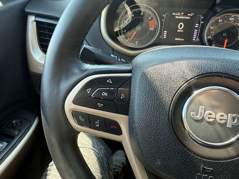 Used 2017 Jeep Cherokee Latitude w/ Cold Weather Group AWD/4WD image 14