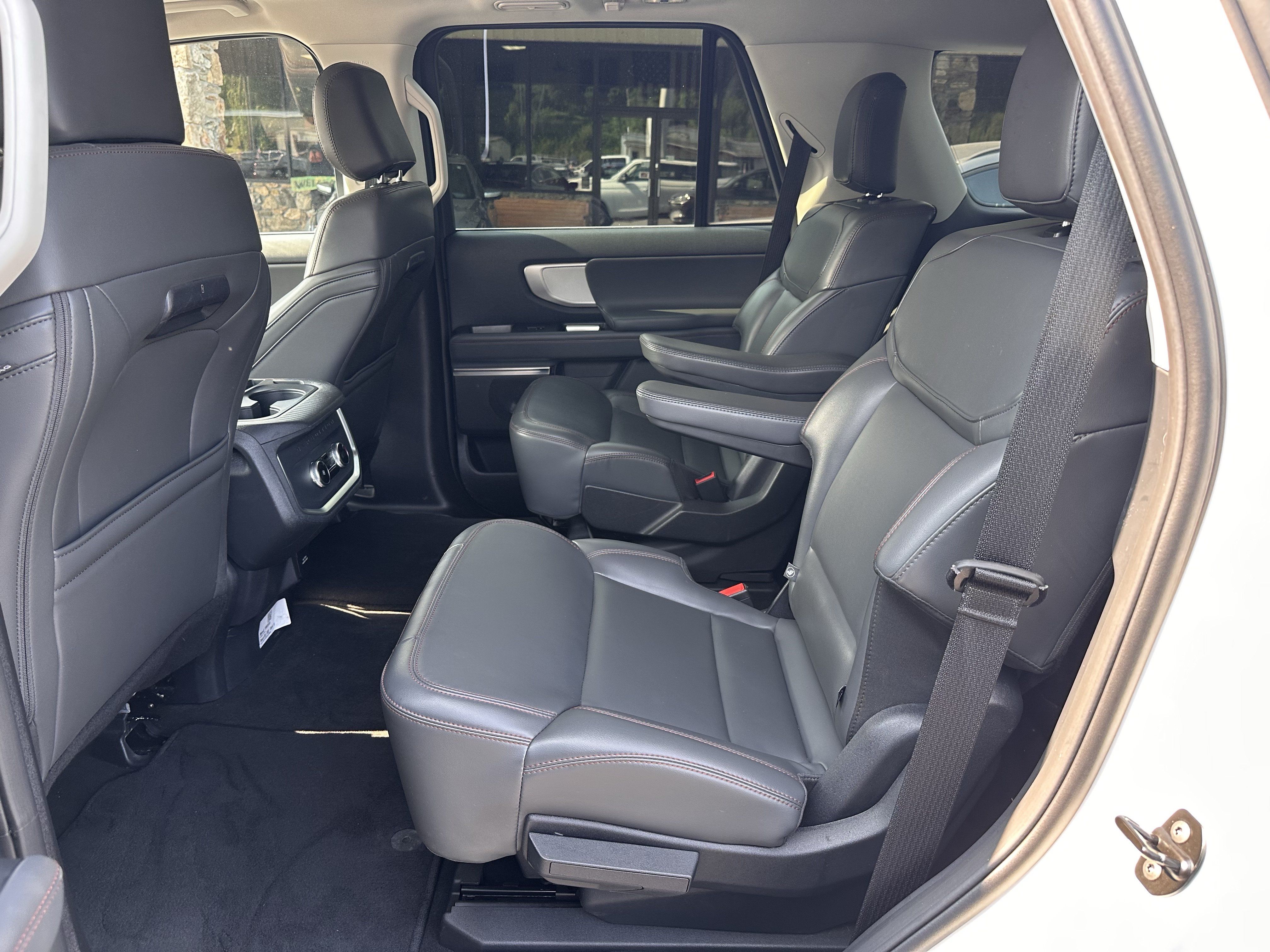 Used 2025 Ford Expedition Active AWD/4WD image 12