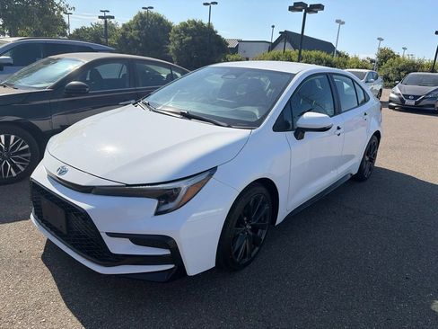 Used 2025 Toyota Corolla SE FWD image 3