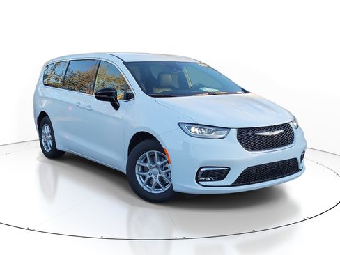 New 2026 Chrysler Pacifica Select image 1