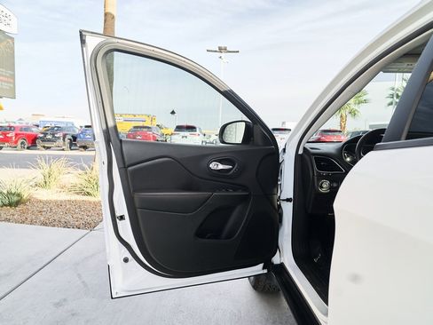 Used 2019 Jeep Cherokee Trailhawk image 17