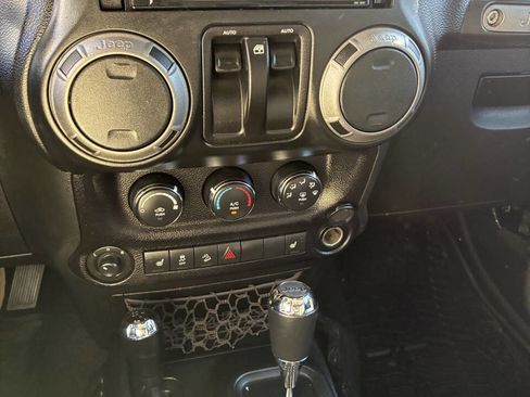 Used 2017 Jeep Wrangler Sport w/ Quick Order Package 24S AWD/4WD image 18
