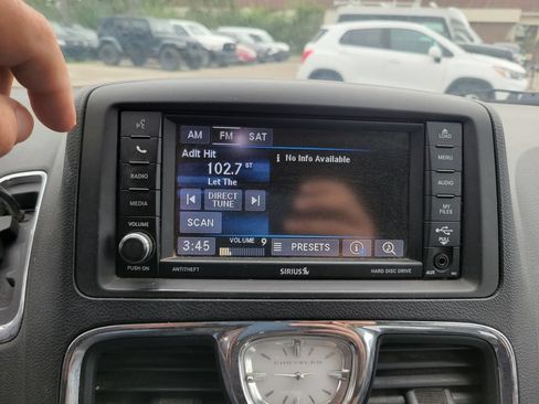 Used 2014 Chrysler Town & Country Touring w/ Driver Convenience Group FWD image 26