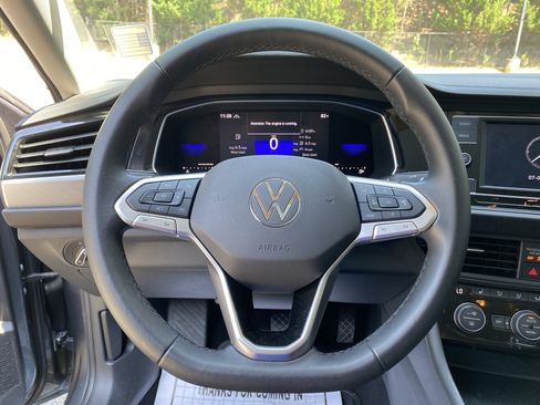 Used 2022 Volkswagen Jetta SE w/ Panoramic Sunroof Package FWD image 17