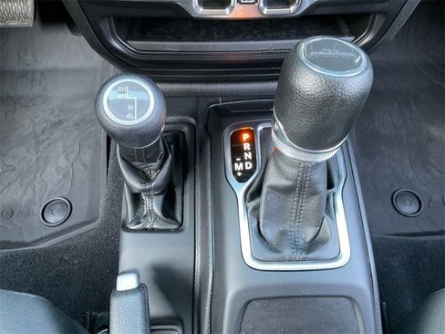 Certified 2022 Jeep Gladiator Willys image 31