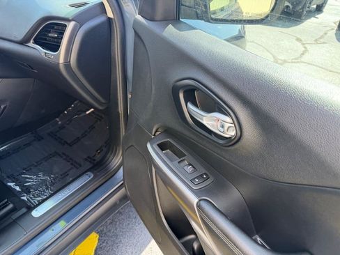 Used 2020 Jeep Cherokee Limited AWD/4WD image 20
