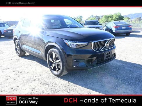 Used 2023 Volvo XC40 B5 Plus image 3