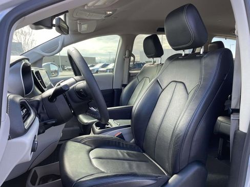 Used 2022 Chrysler Pacifica Touring-L image 7