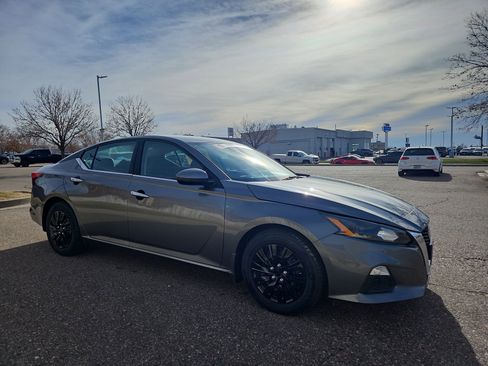 Used 2022 Nissan Altima 2.5 S image 2