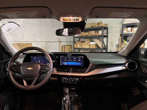 Used 2025 Chevrolet Trax LT image 32