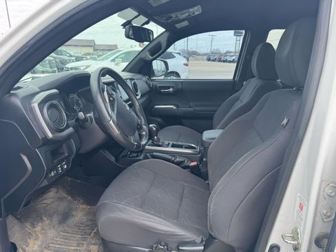 Used 2017 Toyota Tacoma TRD Off-Road w/ Tow Package (A/T) image 7